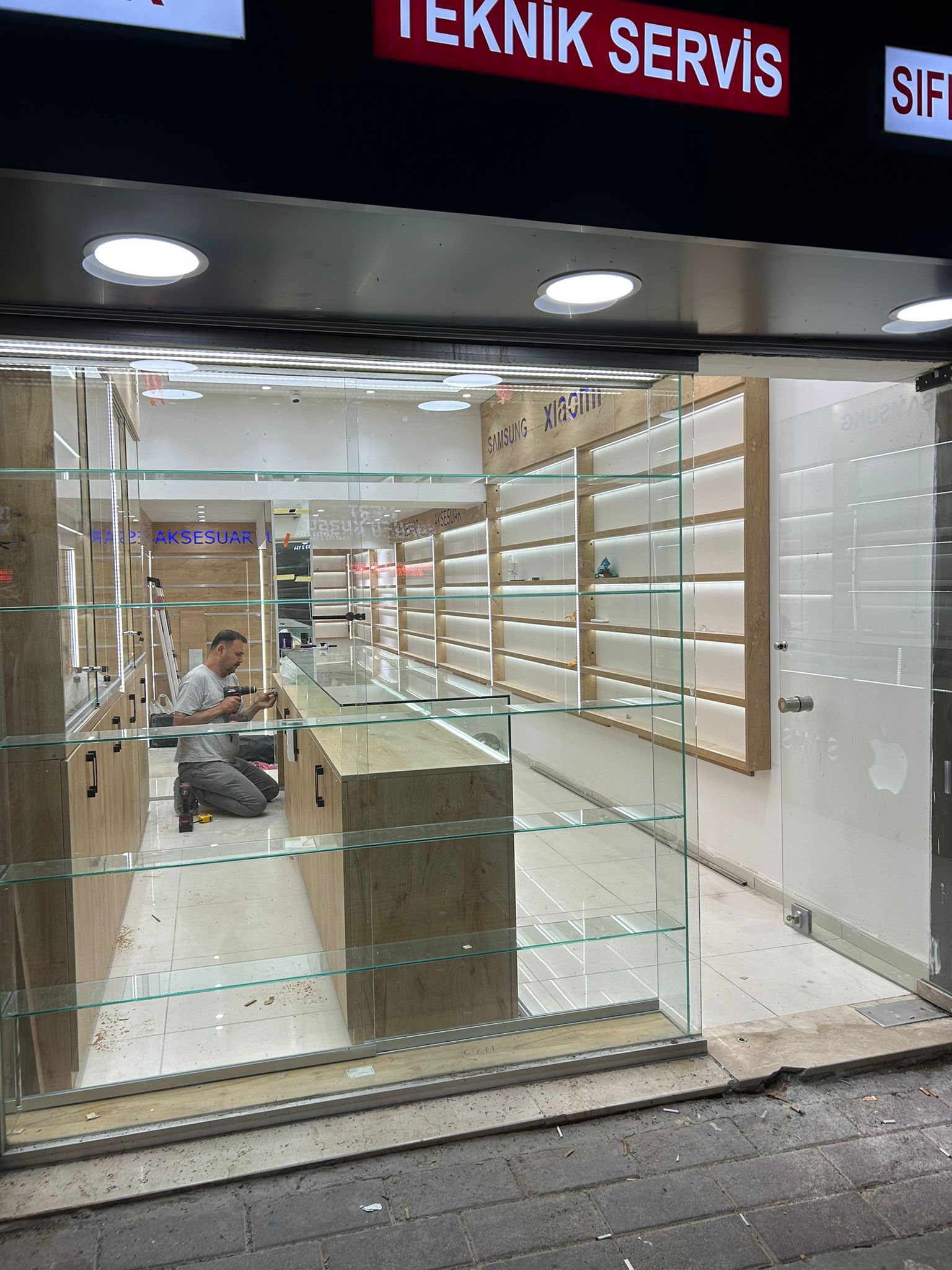 Mağaza dış cephe elektrik ve aydınlatma tesisatı